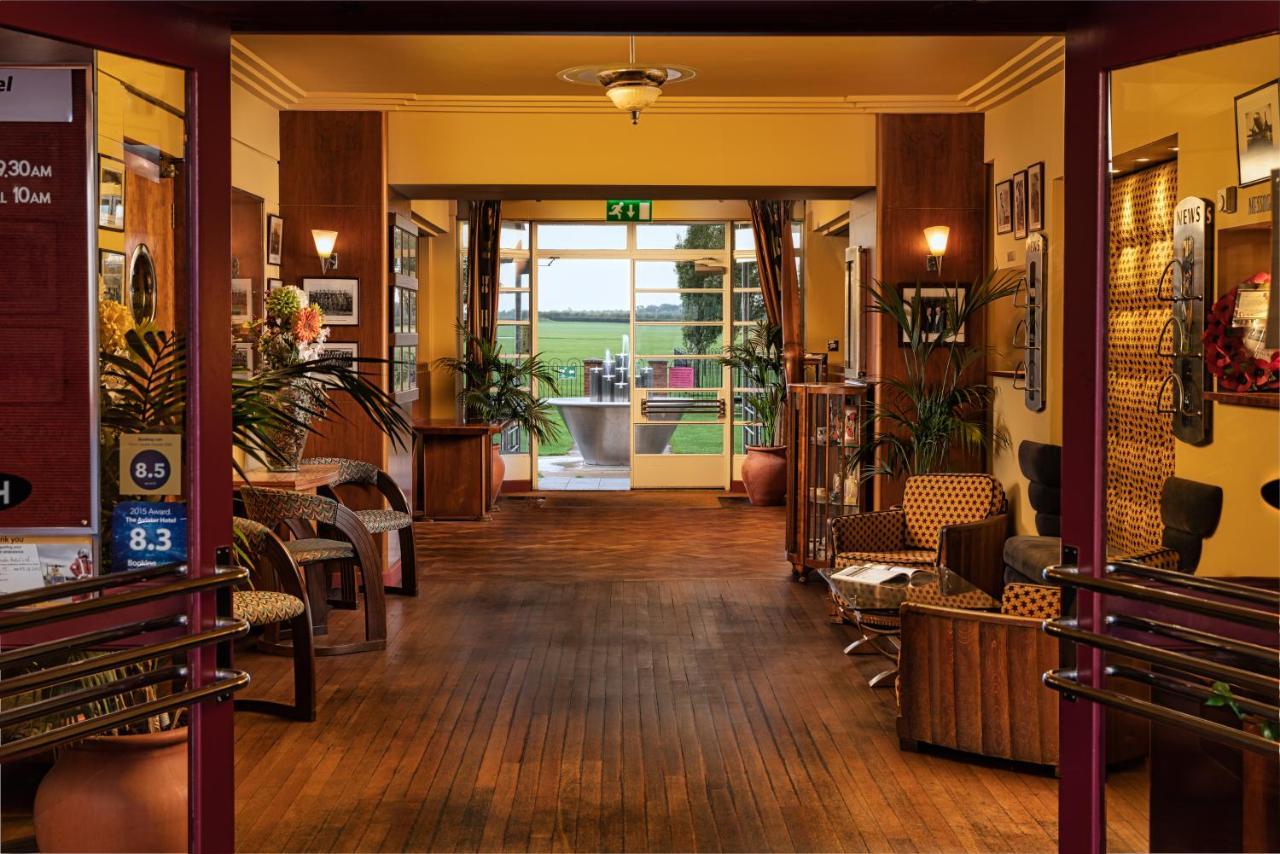 The Aviator Hotel Sywell Buitenkant foto