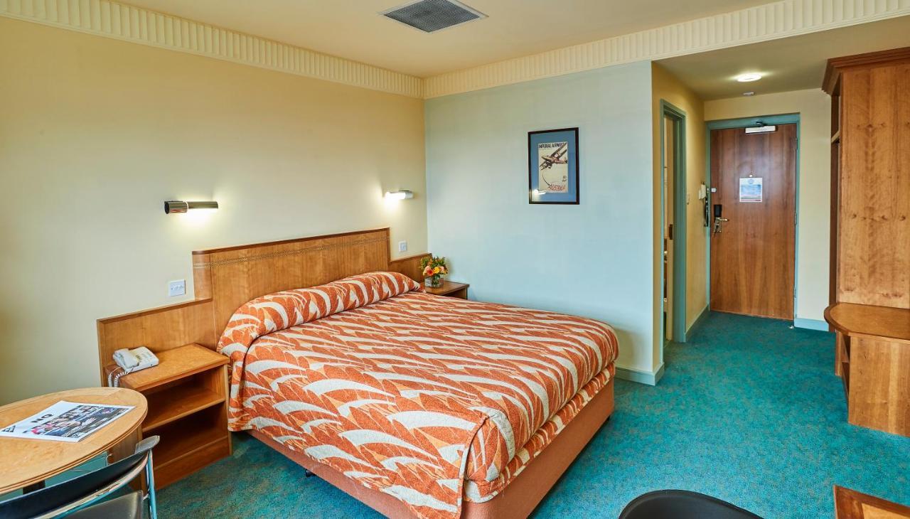 The Aviator Hotel Sywell Buitenkant foto